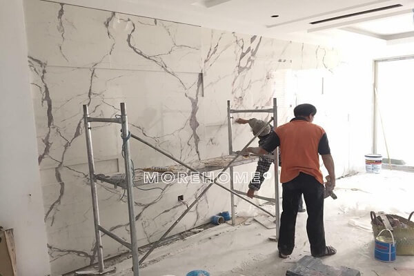 Lắp đặt đá nhân tạo ốp tường tại chung cư Mandarin Hòa Phát