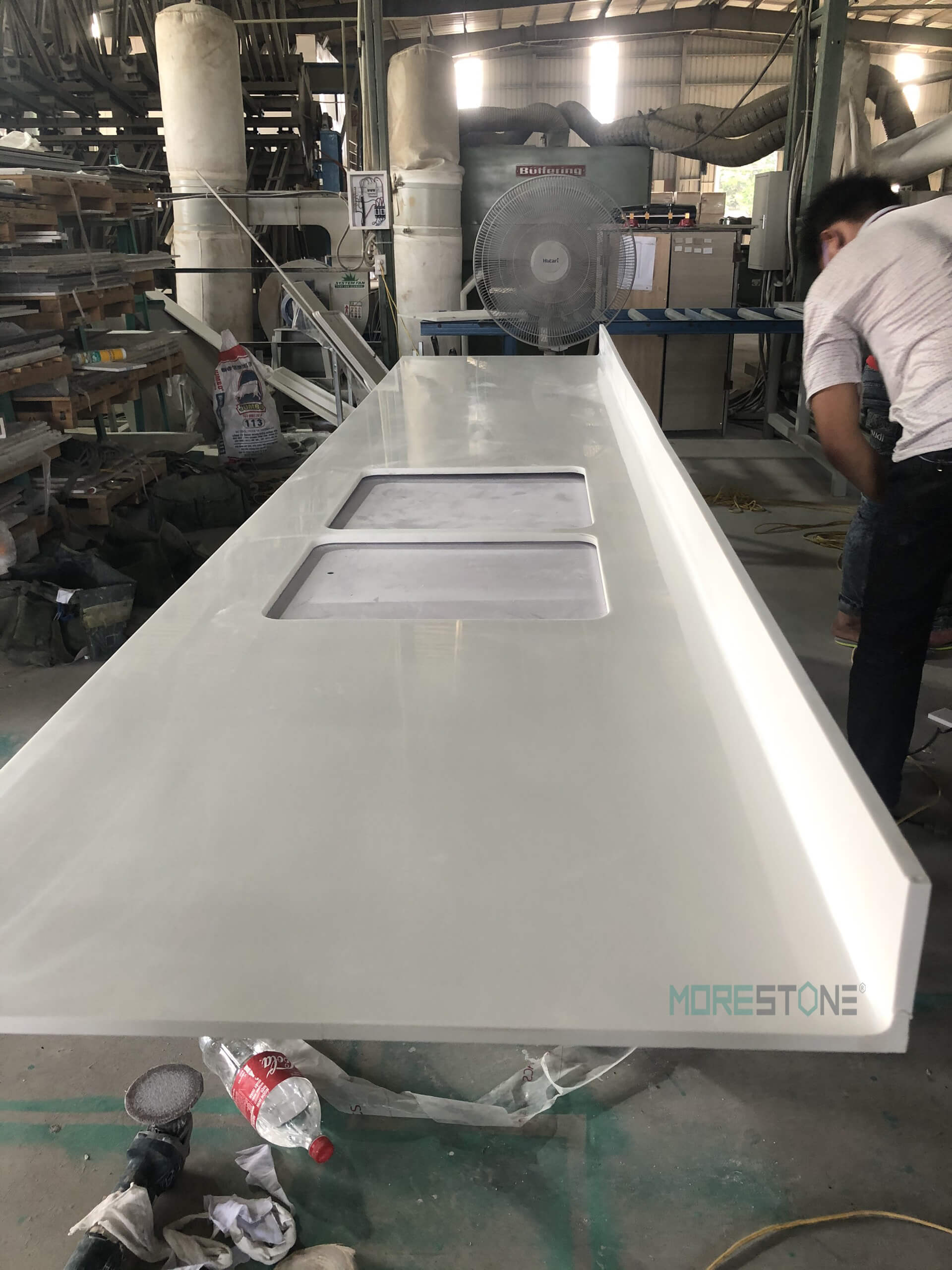 Thiết kế đá ốp bếp hàn quốc có len tường uốn cong đảm bảo vệ sinh, dễ dàng lau chùi