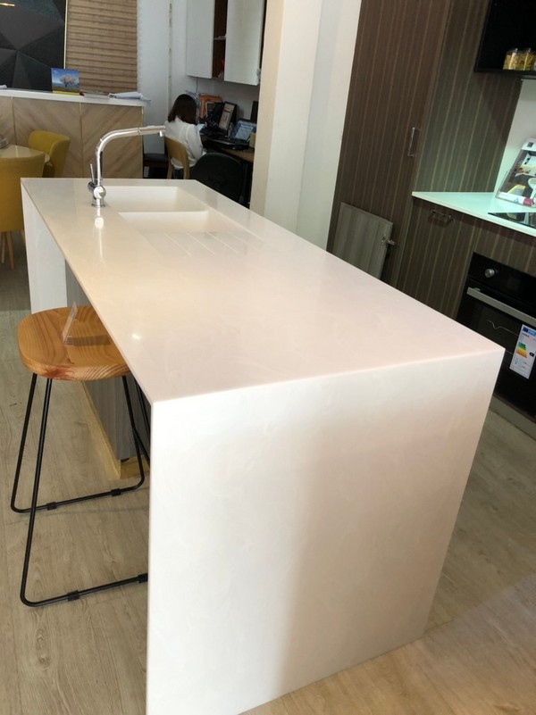 Thi công đá bàn đảo bếp