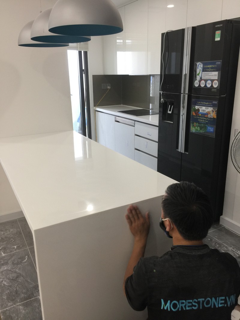 Đảo bếp màu trắng mang đến vẻ trang nhã, thanh lịch cho không gian bếp ăn của gia đình. Thi công đá bếp Hi-Macs LG