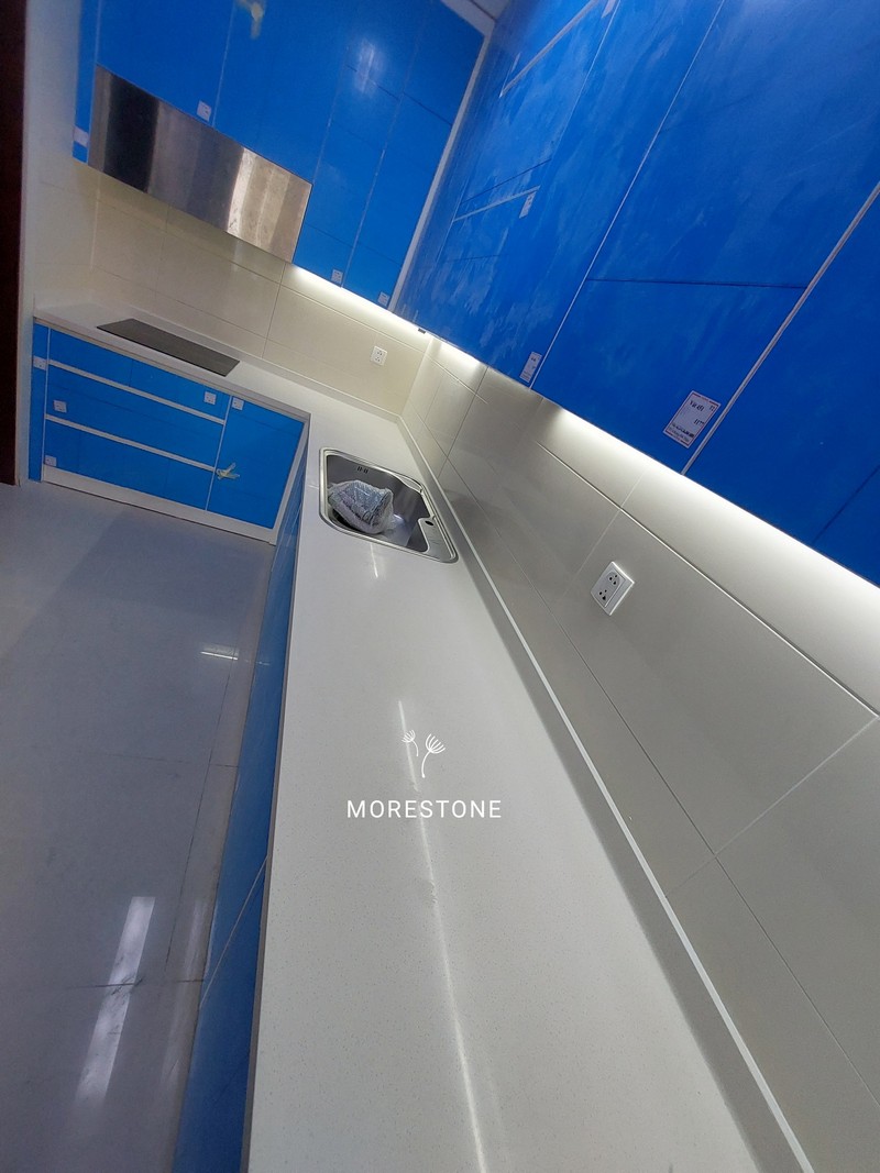 Đá ốp đảo bếp màu đen sở hữu một vẻ ngoài sáng bóng, ấn tượng góp phần tạo nên sự sang trọng tinh tế cho không gian nấu ăn thêm nổi bật. Thi công đá bếp Hi-Macs LG