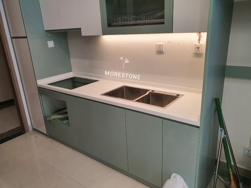 Bàn đảo làm bằng đá đồng nhất với đá ốp bếp tạo một không gian mát mẻ và đầy thẩm mỹ cho không gian bếp hiện đại Thi công đá bếp Hi-Macs LG