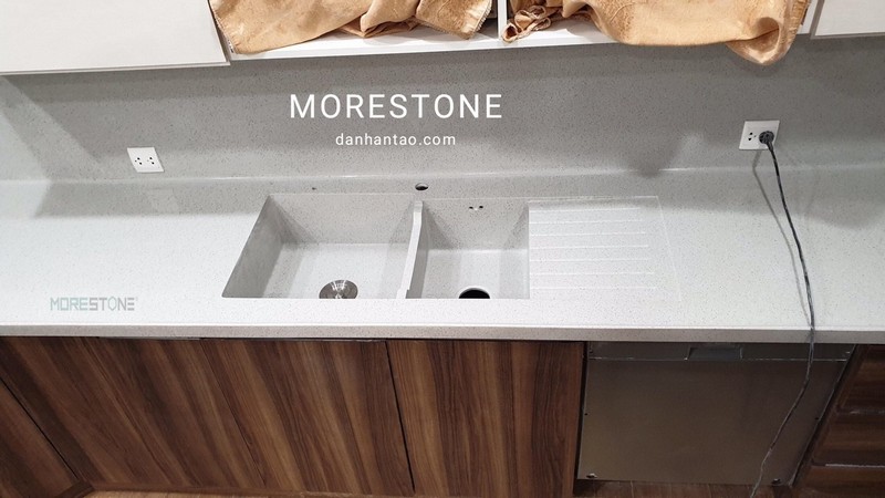 Đá bàn đảo bếp nhẵn mịn mang đến sự tiện nghi, trang nhã cho không gian ấm cúng của mỗi gia đình. Thi công đá bếp Hi-Macs LG