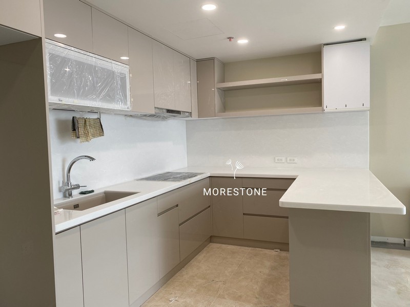 Đá ốp đảo bếp với kiểu dáng thiết kế sáng bóng, nhẵn mịn góp phần mang đến cho không gian sống của gia đình sự tiện nghi. Thi công đá bếp Hi-Macs LG