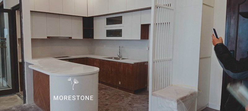 Đá ốp đảo bếp vân mây mày trắng với khả năng chống chịu lực nhiệt cao, khắc phục được khi bị trầy xước. Thi công đá bếp Hi-Macs LG