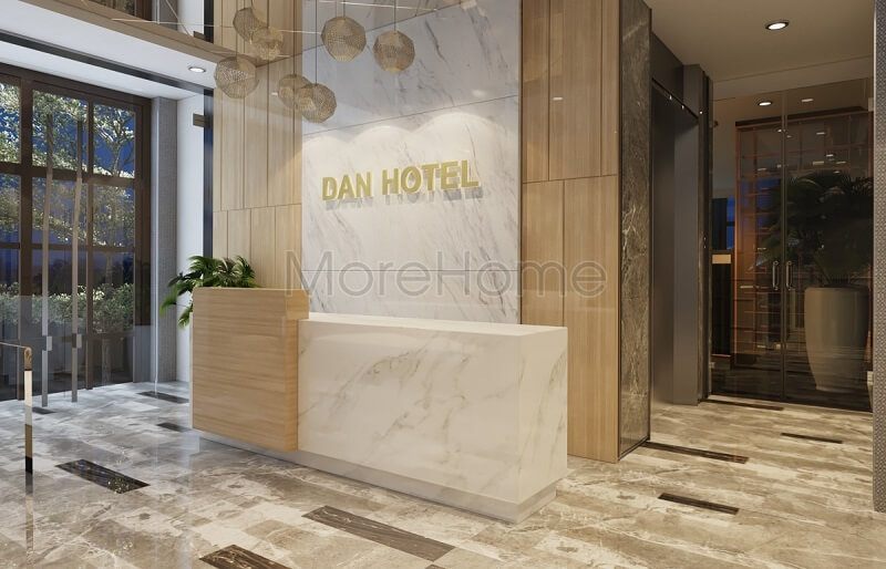 Quầy lễ tân khách sạn được thiết kế sang trọng với sự sử dụng của gạch lát nền cao cấp, bức tường đá vân mây màu trắng làm nổi bật và cuốn hút mọi ánh nhìn.
