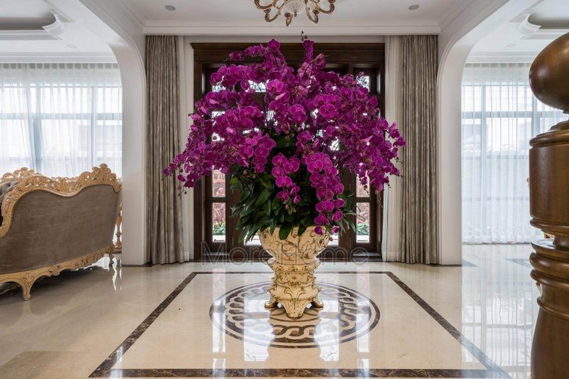 Gạch lát nền sảnh với đá hoa cương cao cấp để tạo nên sự sang trọng.