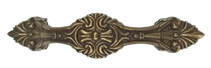 Tay nắm cổ điển màu đồng hình thù độc đáo và mới lạ được sử dụng để thể hiện sự sang trọng cao cấp.