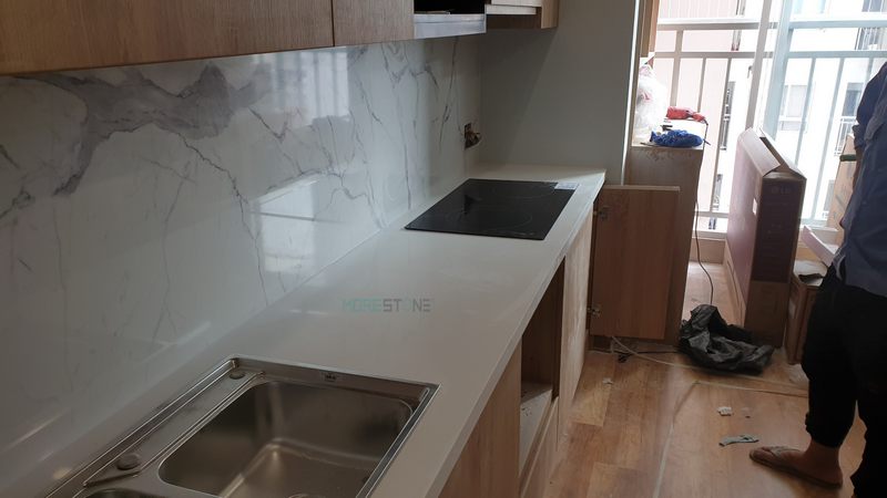 Sự kết hợp giữa đá ốp tường bếp màu trắng và vân tạo ra một không gian ấm cúng trong phòng nấu ăn của gia đình, tạo ra sức hút và ấn tượng.