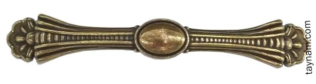 Tay nắm cổ điển màu đồng được thiết kế đơn giản nhưng vẫn mang lại sự sang trọng.