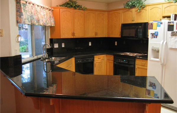 Đá ốp bếp màu đen