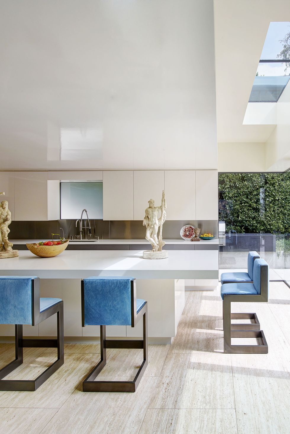 Ý tưởng kết hợp các gam màu tủ bếp và mặt đá bếp trắng độc đáo