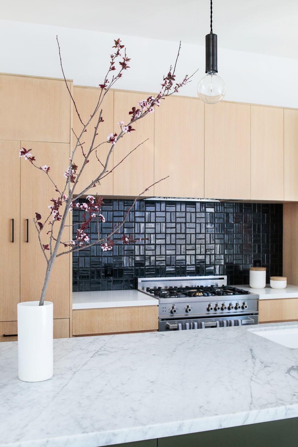 Ý tưởng kết hợp các gam màu tủ bếp và mặt đá bếp trắng độc đáo