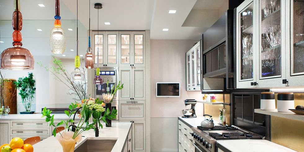 Ý tưởng kết hợp các gam màu tủ bếp và mặt đá bếp trắng độc đáo