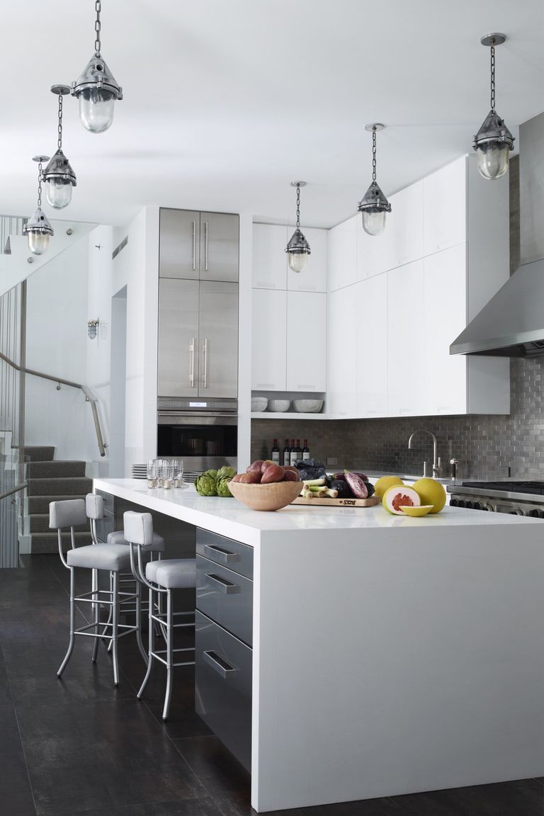 Ý tưởng kết hợp các gam màu tủ bếp và mặt đá bếp trắng độc đáo