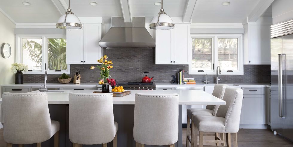 Ý tưởng kết hợp các gam màu tủ bếp và mặt đá bếp trắng độc đáo