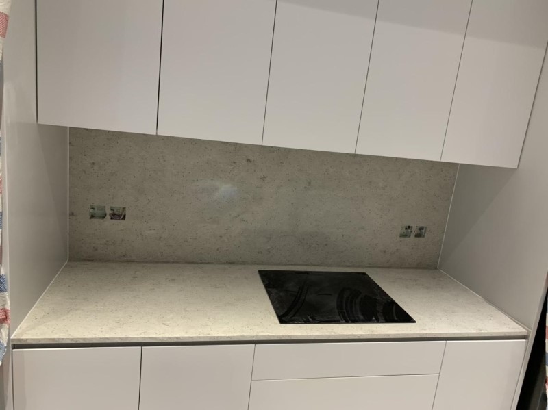 tường bếp nên ốp đá gi